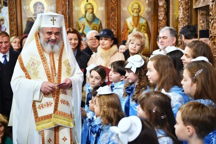 Patriarhul Daniel Copii Si Tineri 890x592 1