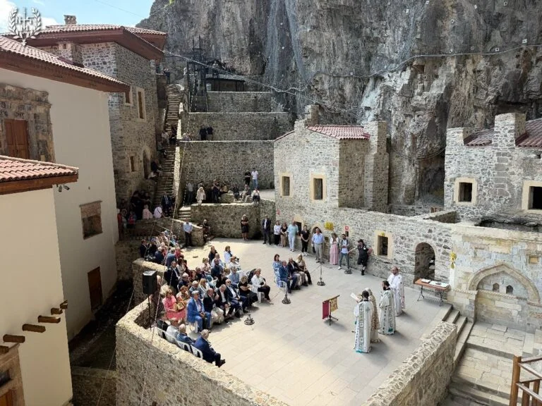 Theia Leitourgia Apo Ton Mitropoliti Neapoleos Stin Panagia Soumela Tou Pontou 4 768x576 1